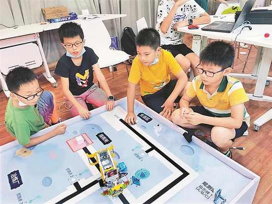 盐田学子在少年创新院展现自己的才能。