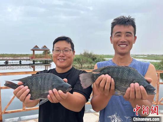 职工笑开颜。　李丽 摄