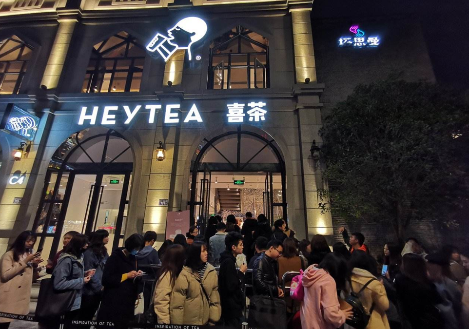 靠养鸟起家成首富，3个哥哥也是百亿富豪，却为买杯茶排队一小时