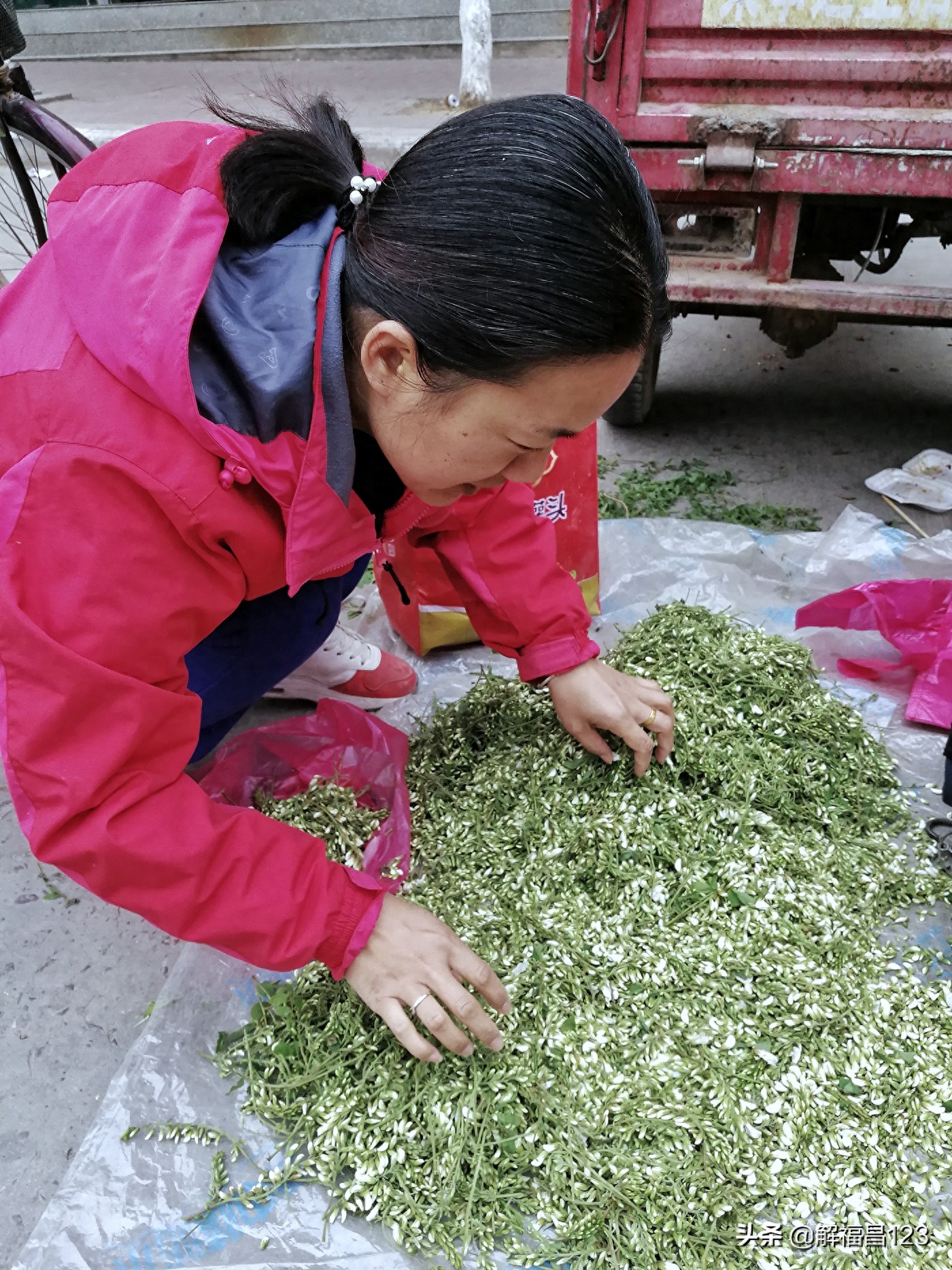 八旬老者一个人种4亩土地，年纯收入6千元，知足常乐，心宽是福