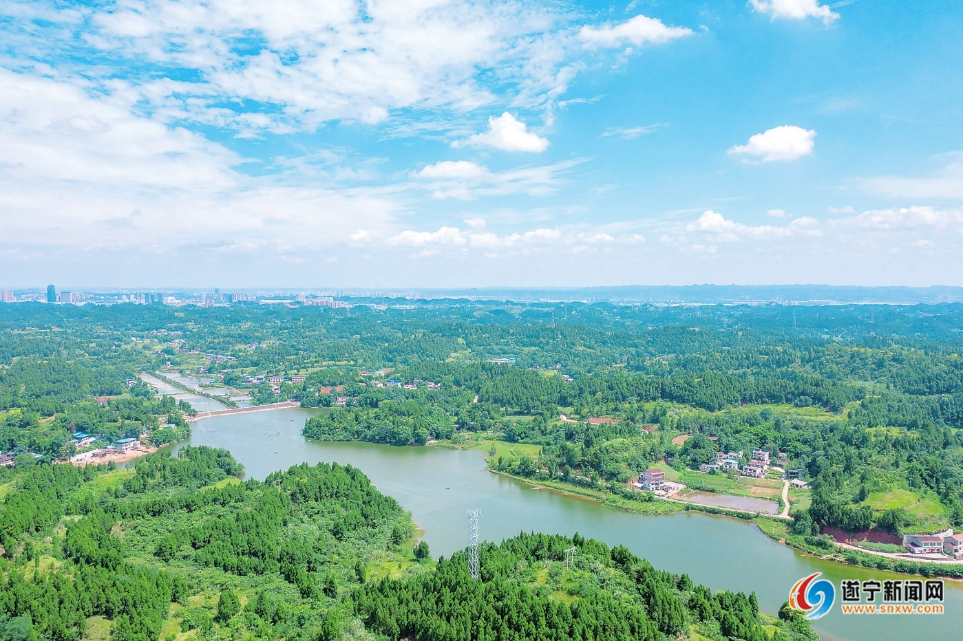 走进遂宁高新区保升镇宝凤村 扶贫造就殷实小村