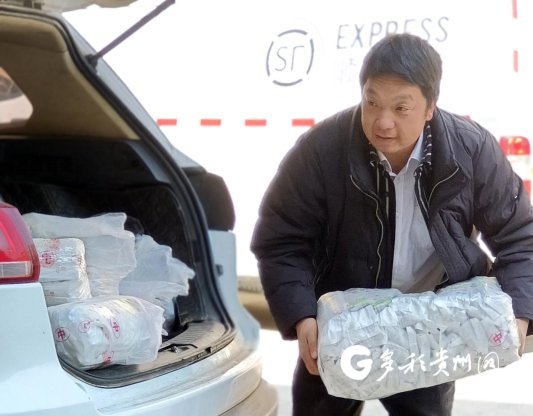 张顺勇搬运货物