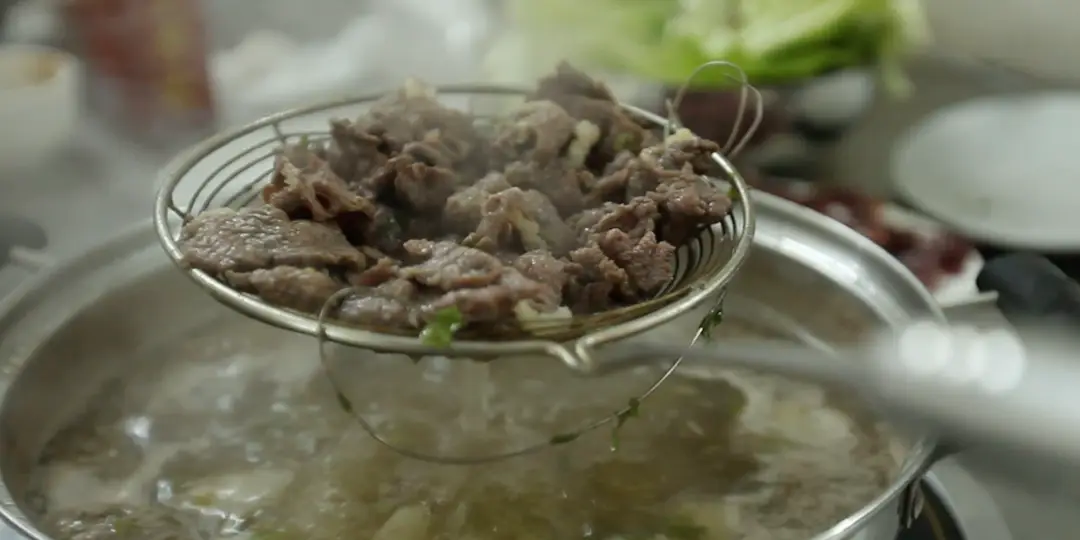 关于卖牛肉致富经_牛肉贩子一年挣一百万_致富经肉牛养殖场的视频