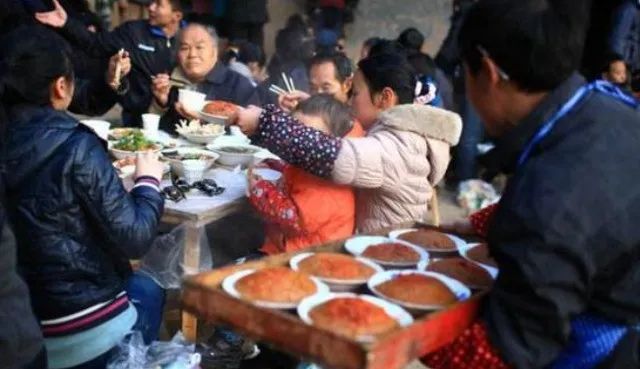 农村“酒席”频频冷场，随完份子钱就走，为何都不吃饭？