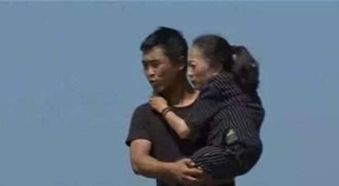 50岁女富豪身高只86厘米，谈生意让人抱着，逆袭成千万富翁