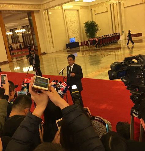 　　教育部长陈宝生在“部长通道”回答记者提问。图片来源于网络