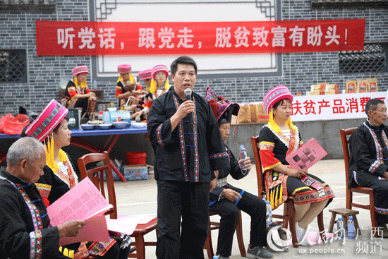 贫困户代表李北权讲述了自己养羊脱贫的故事。张耀摄