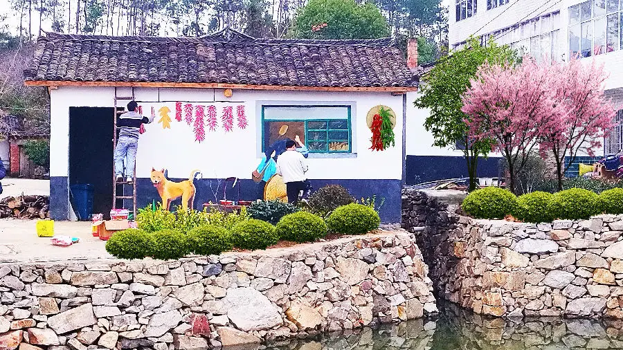 图为大学生志愿者为英山畈村创作的美丽乡村“微墙绘”（杨忠 摄）