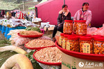 【图2】村民带着自家产的萝卜来到南华沙桥第七届萝卜文化艺术节现场展销。人民网 尹馨摄