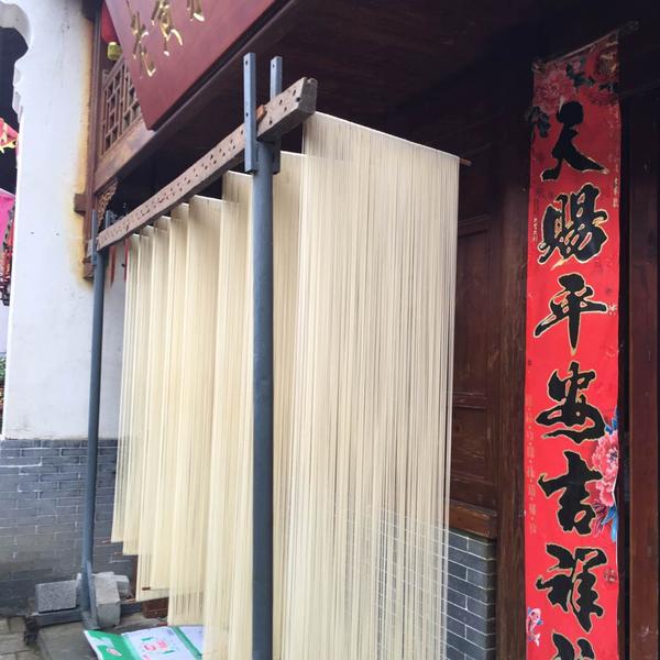 致富经养黄鳝视频_致富经鳝鱼养殖视频_cctv7致富经养黄鳝