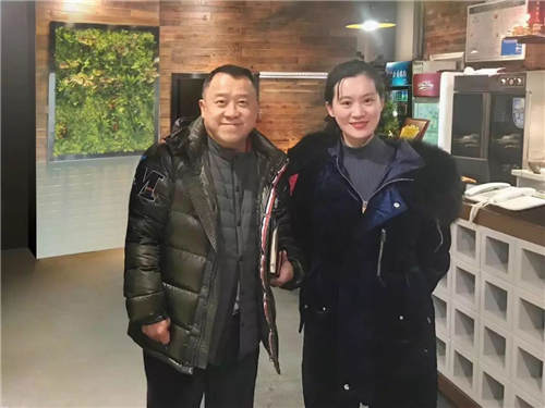 曾志伟和青石火鼎火锅老板娘合影