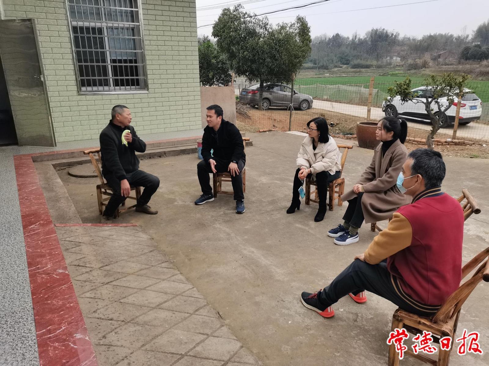 搭平台 送岗位 兴产业 结对帮扶让受助群众走上致富路