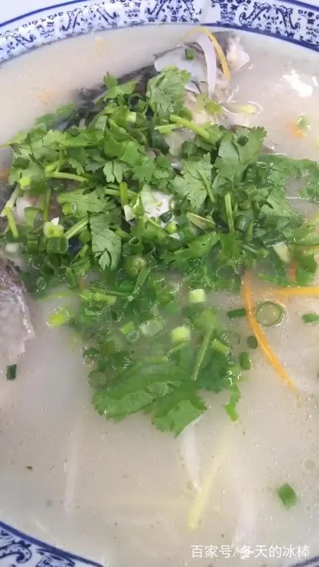 厨师教你做银丝鲫鱼汤，汤白味浓鲜美至极，常食益处多