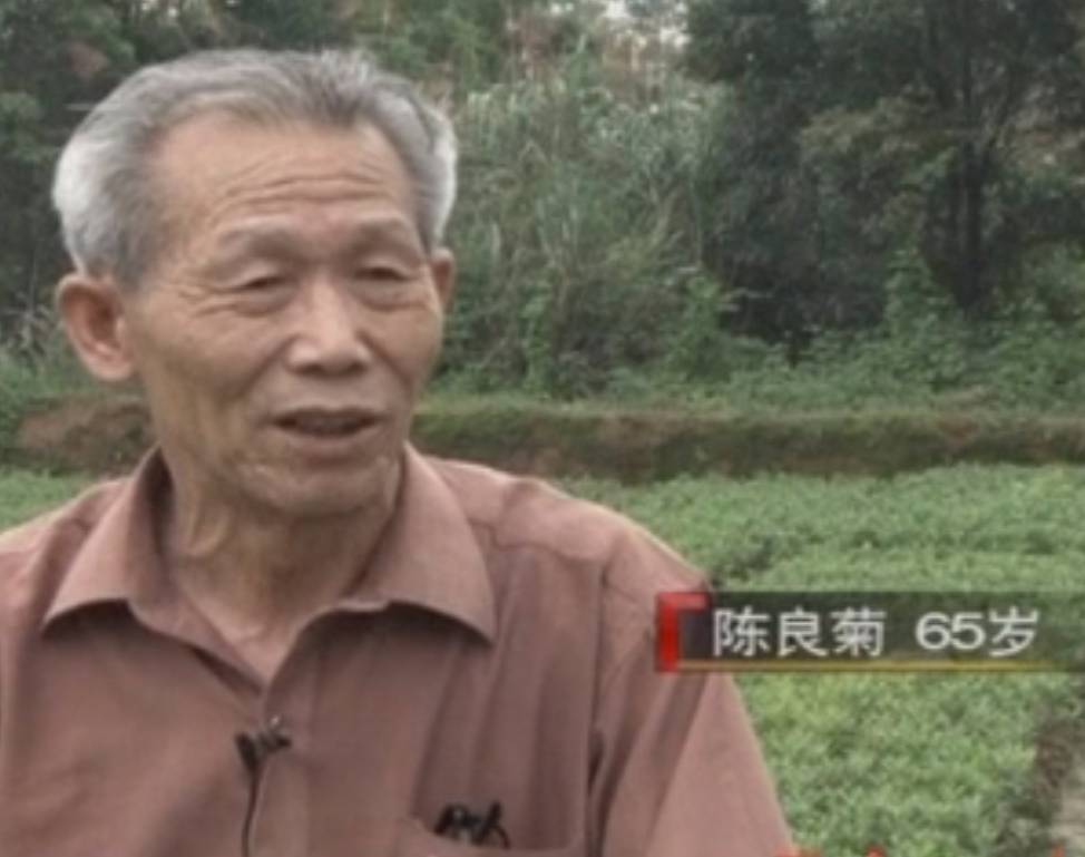 2011年，江西65岁老汉把毒蛇驯得像亲儿子，凭此手艺一年赚1000万