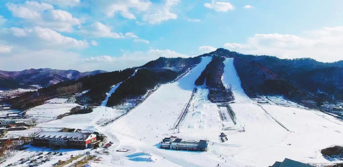 ①冰雪旅游是弓长岭区文旅产业的亮丽名片。图为今冬已准备就绪的弓长岭温泉滑雪场。