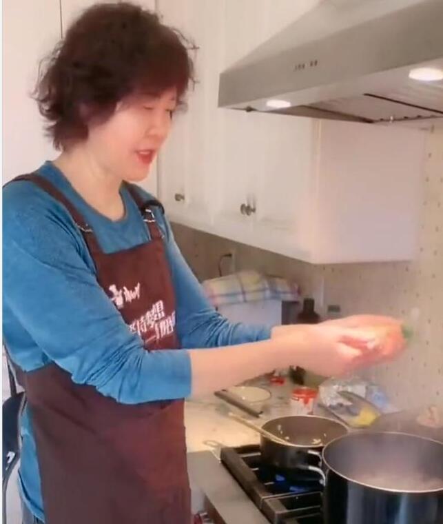 美味！郎平晒做意大利菜：美国退休生活很幸福，4个月变年轻了