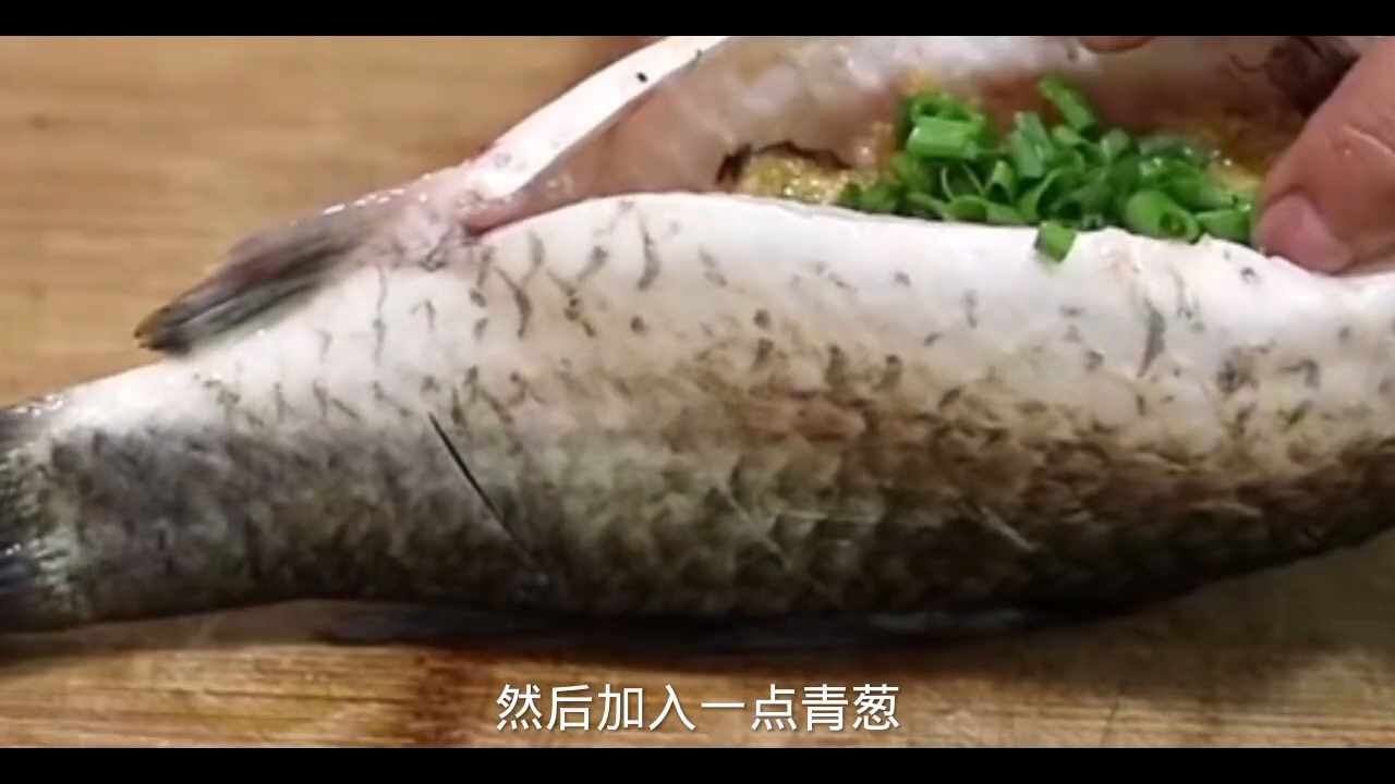 小鲍教你做红烧鲫鱼，煎鱼不粘锅不破皮，一点也没有腥味