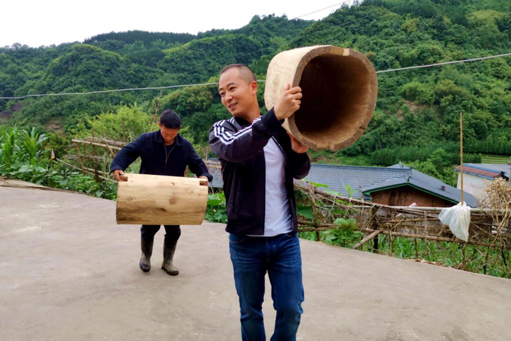 致富经深山养蜂人视频_深山养蜂人纪录片_山里采访养蜂大叔