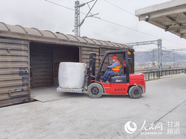 牧草搭上兰渝铁路顺风车 甘肃岷县种植户尝