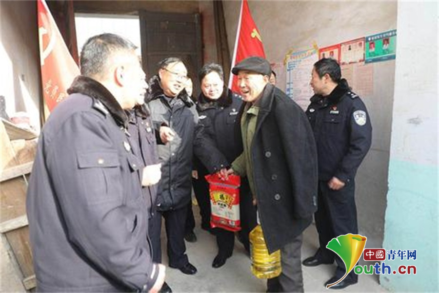 河南鹿邑：百警驻百村“警服副书记”带领群众脱贫致富
