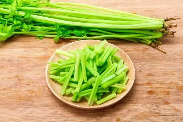 种植芹菜时造成叶片发黄的原因是什么？要选择光照充足的地块