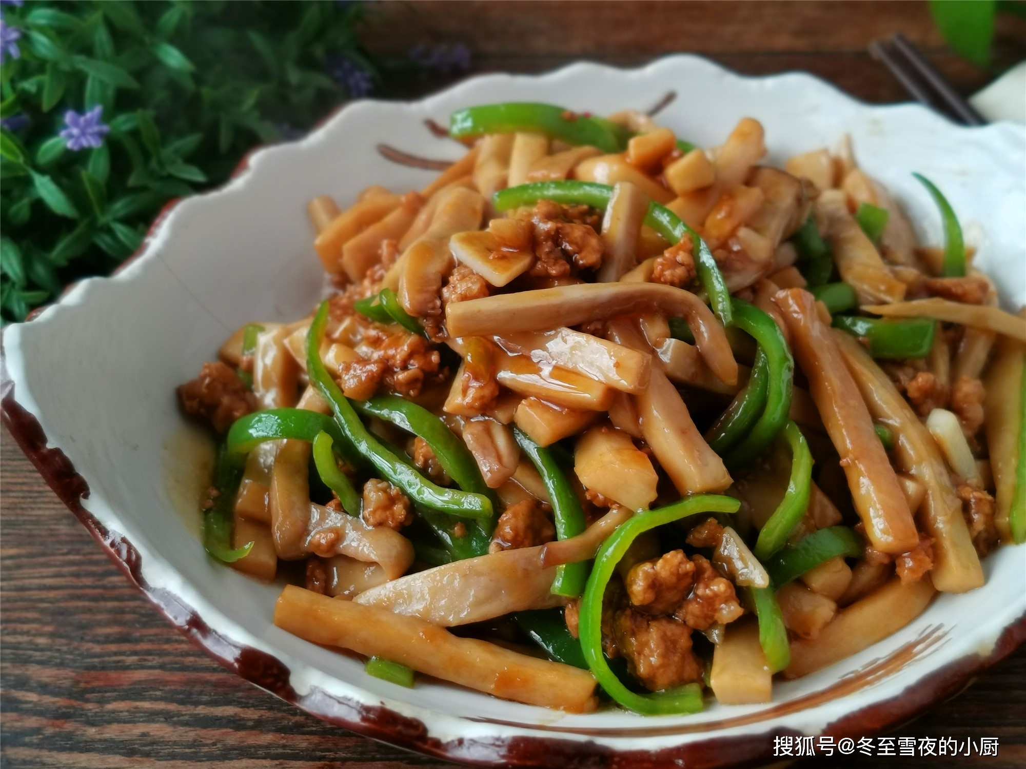 致富经牛粪养杏鲍菇_杏鲍菇废料养牛视频_牛粪种菇
