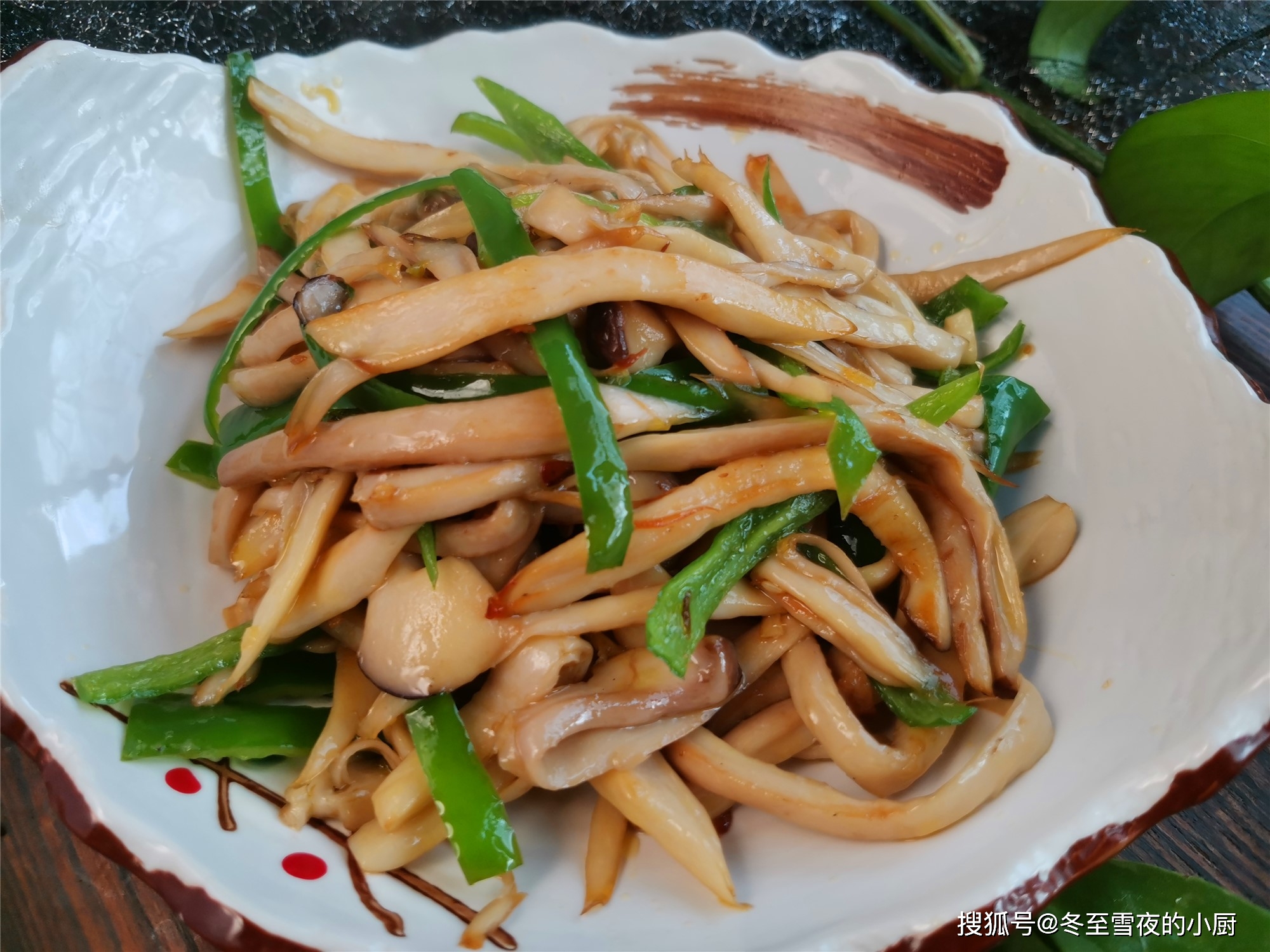 杏鲍菇废料养牛视频_致富经牛粪养杏鲍菇_牛粪种菇