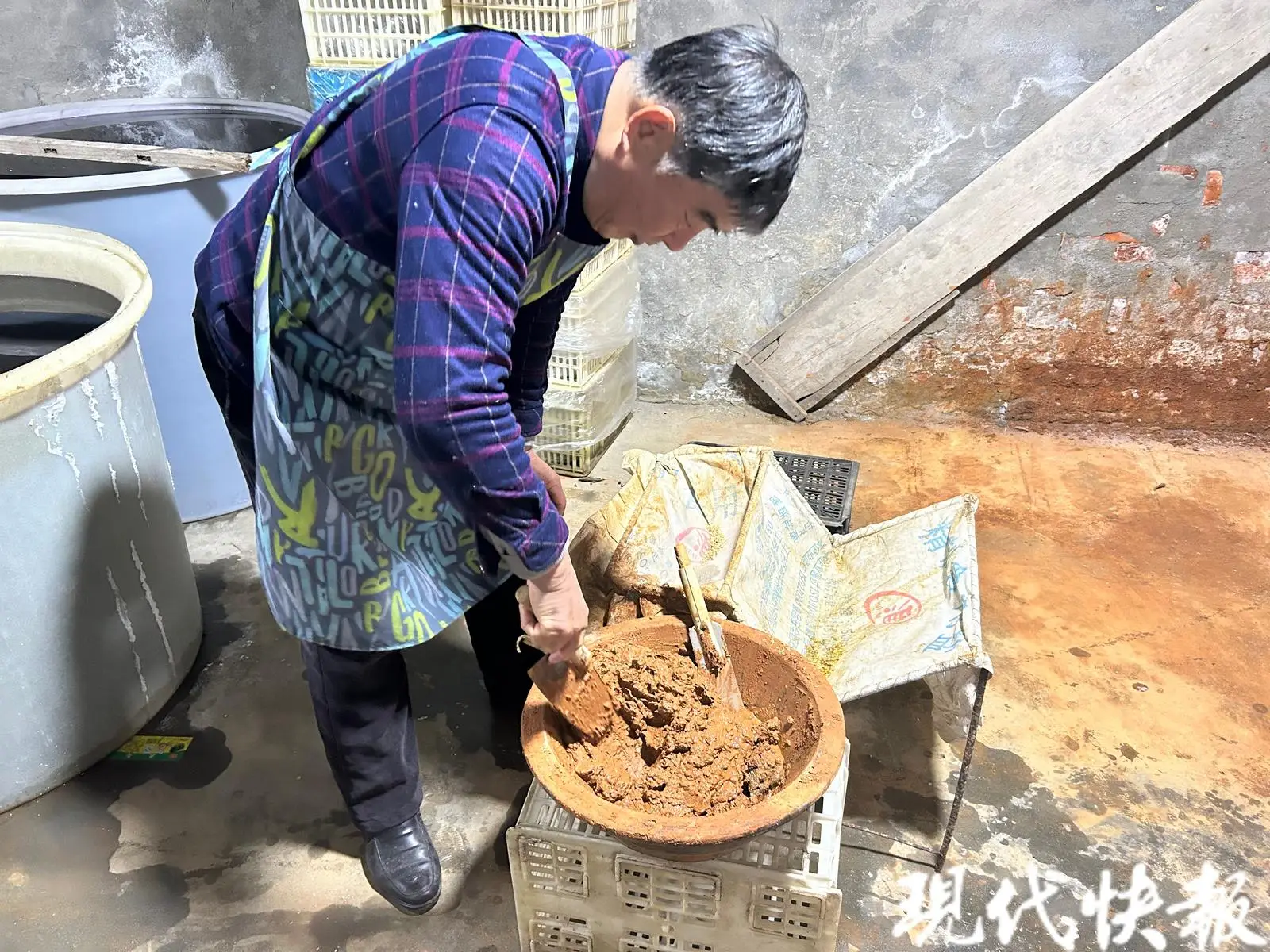 皮蛋怎么做出松花_致富经松花皮蛋制作_怎样制作皮蛋松花蛋视频