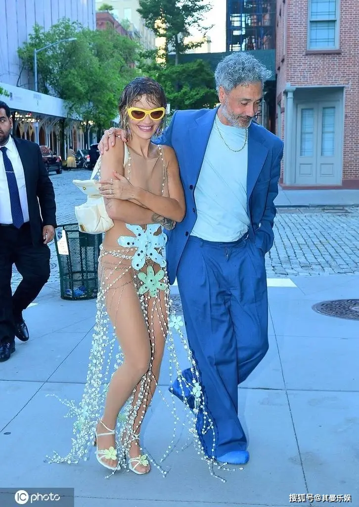Rita Ora夫妇亮相，大胆装扮疑似致敬侃爷妻，引领时尚新风潮！