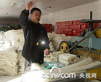 土豆粉条厂_致富经土豆粉条致富_农村手工土豆粉做粉条的做法