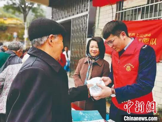 图为“下乡送药”活动。　青田供图 摄