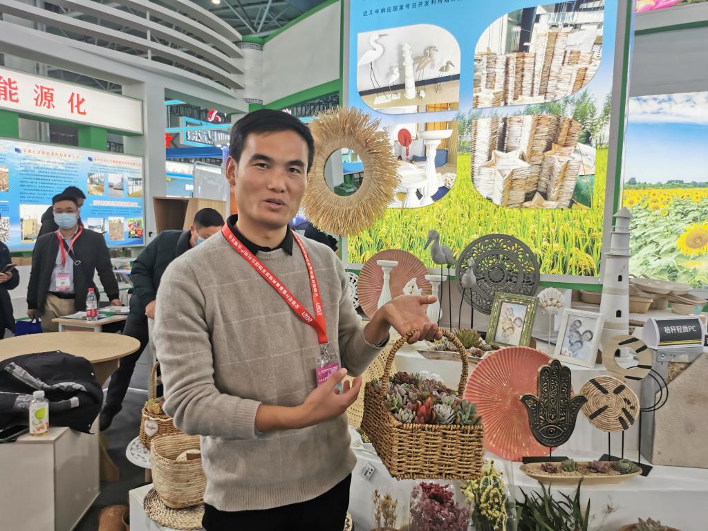 秸秆养畜项目包括哪些实施内容_秸秆养殖致富机器_秸秆养猪视频
