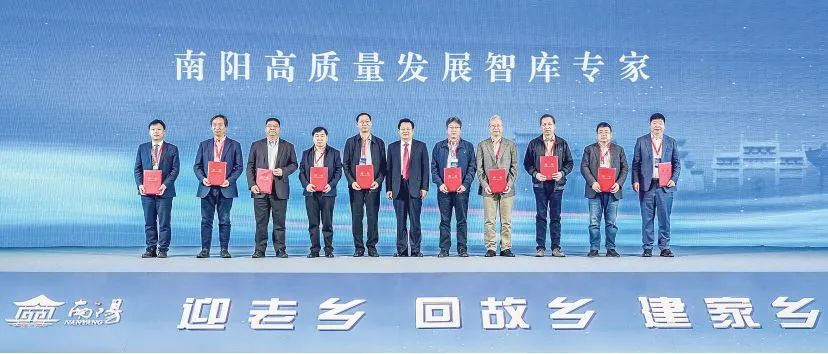 大学生回乡养殖_回村养殖创业励志青年_大学生回老家养殖致富案例