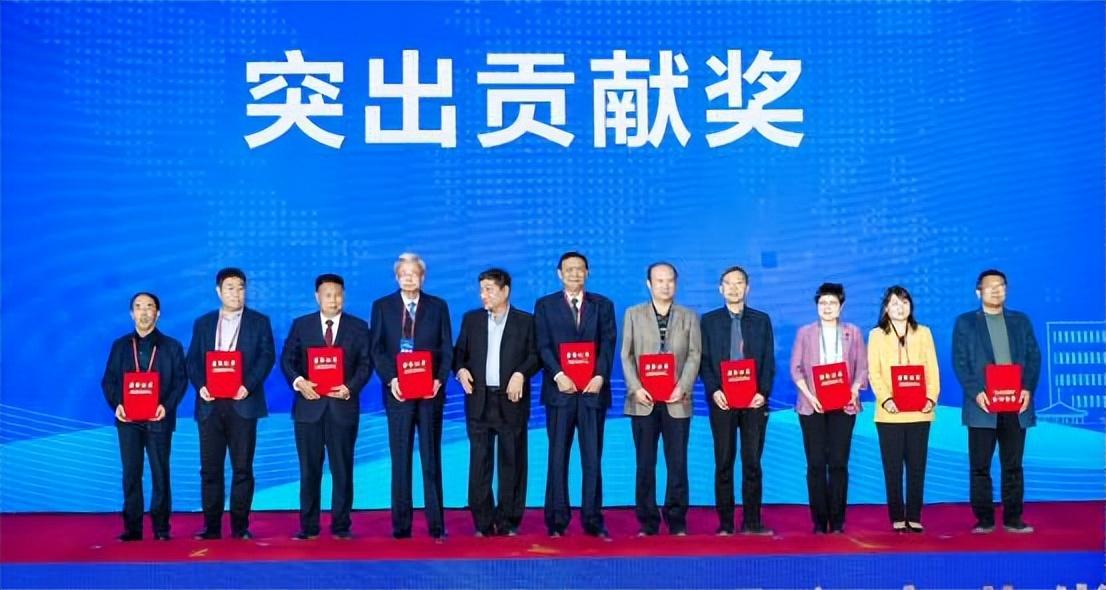农村养奶山羊视频_养奶山羊的利润_致富经 奶山羊养殖视频