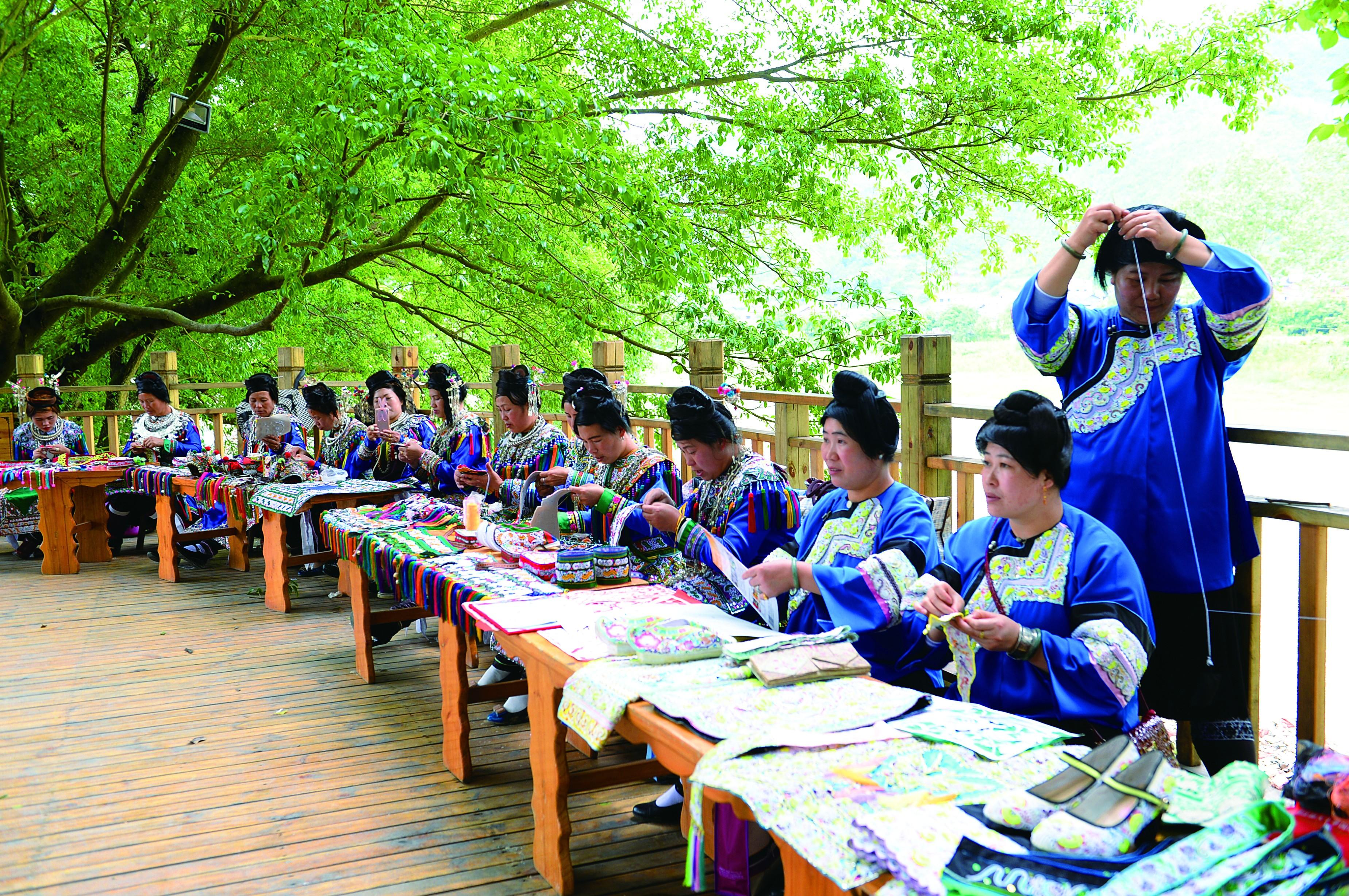 非遗飘香：青春创业 嬢嬢就业——贵州村超“踢”出就业增收新天地